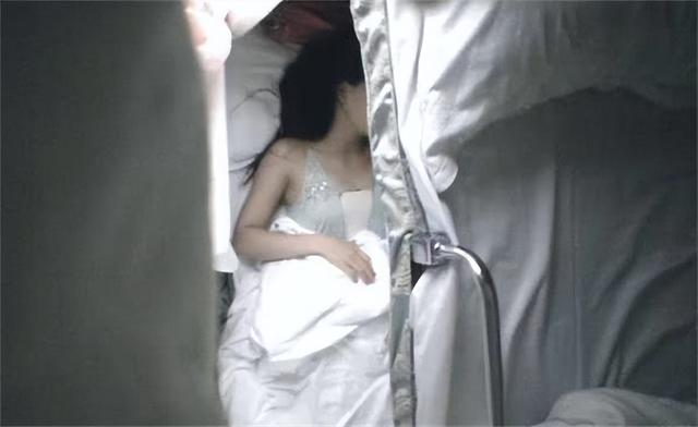 16岁少女坐火车硬卧被侵犯，男子被抓后狡辩称：我就蹭了蹭没进去