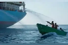 索马里海盗出海打劫 ，遇上中国渔民，海盗大呼：我投降！图片