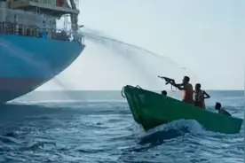 索马里海盗出海打劫 ，遇上中国渔民，海盗大呼：我投降！图片