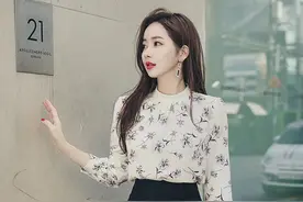 气质优雅的休闲两件套，长袖碎花上衣衬衫搭配包臀半身裙图片