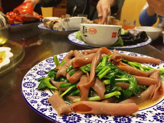 大量肥美海肠涌上烟台海滩,被称作"海中人参"是天然的味精