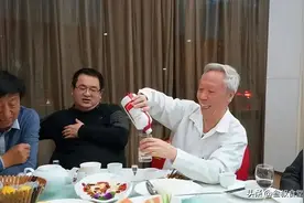 酒喝大了隔天难受怎么办？老酒鬼建议：“再喝点”，这是为啥？图片