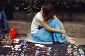 中国姑娘在美国农村摆地摊，卖义乌小商品，生意很不错图片