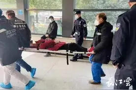 八旬老人乘扶梯摔倒昏迷 武汉轨道辅警及时到场救助图片