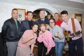 英达儿子挺低调的，穿卫衣配休闲裤，简单打扮没有星二代架子图片