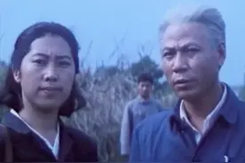 1984年，王光美请郭法曾做客，席间吩咐保姆：把给少奇存的酒拿来图片