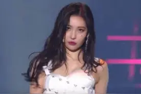 韩国女明星有多敬业，上衣开了，鞋底掉了，都不影响她们继续表演图片