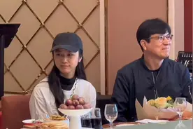 汤唯为父亲庆80岁大寿，小腹凸起疑怀二胎，女儿正脸曝光超像爸爸图片