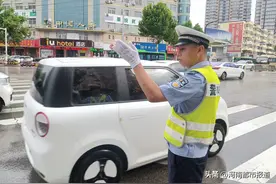 商丘交警一大队全力做好雨天保畅工作图片