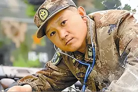 山东兵王赵宗刚：退休转业进了锅炉厂，如今被部队返聘毅然回归图片