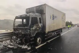 南宁往北海高速公路上货车自燃 车头烧得只剩一副铁架图片