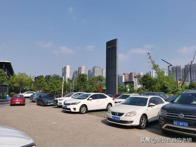 4公里的长沙道路，双向四车道变停车场，100多家汽车4S店齐聚在此