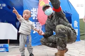 “淡定喝奶”宝宝与救人武警重聚！网友：被后续暖到了图片