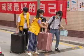 女大学生展示开学行李箱，不敢当着父母的面打开，太真实了图片