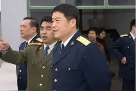 辽宁舰首次着舰，5架歼15全成功着舰，总指挥喜极而泣：超出预料图片