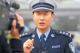 大家是否还记得谭sir，对，就是那个网红交警，他如今怎么样呢图片