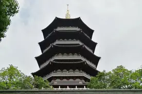 中国首座彩色铜雕宝塔——杭州雷峰塔图片