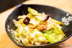炒包菜不要直接下锅炒，多加一步，包菜鲜嫩爽脆好吃，太下饭！图片