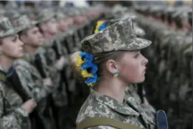 乌军女兵沦为指挥官玩物：要么就陪睡，要么就眼睁睁看老公去死？图片
