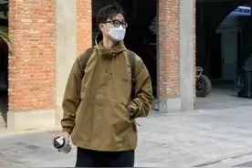 建议男人，今冬别穿羽绒服！换成“冲锋衣+工装裤”，又帅又年轻图片