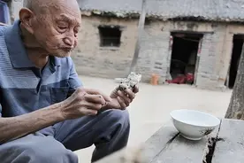 九旬拾荒老人被盗走1.8万，报警时引起军方重视，到底是何身份？图片