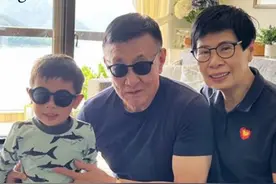 黎明前妻晒三代同堂照，父亲比富豪老公看着年轻，定居美国吃大餐图片