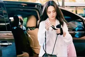 阿娇越来越会穿了，用“白衬衣”配30万的包，看着简单却挺显高级图片