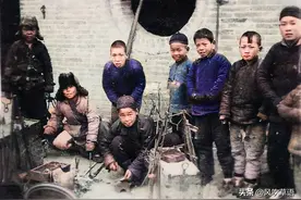 1942年的山西临汾，街头交警站了个寂寞，馒头铺的招牌很独特图片