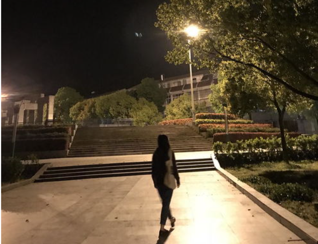 北京一女子遭歹徒劫色，全程不反抗，竟还主动帮男子带上安全套