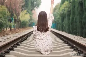 60岁的大爷爱上50岁的女邻居，相恋半年后让他怀疑了人生图片