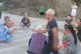 至老仍是少年，我们再玩一下丢手绢游戏吧图片