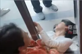 视频曝强势婆婆压儿媳楼道口地上，在小区当众抱怨！婆婆大喊儿媳爸爸是瘸子图片