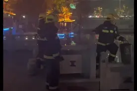 湖南娄底 消防员出警灭火遇上求婚，灭完火还能吃个瓜图片