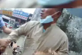 “吃瓜”吃到自己？ 男子围观警察出警被逮个正着图片