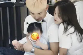 王彦霖老婆新年首晒全家福，女儿扎俩小揪揪吃手，皮肤雪白超软萌图片