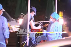 檀健次穿牛仔背心做核酸 露出健硕手臂超有型图片