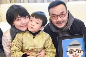 汪涵老婆罕晒儿子，7岁沐沐给妈妈织围巾，游泳获两块奖牌超优秀图片