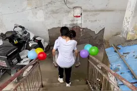 安徽一男孩提前1天练习背姐姐出嫁，姐姐：那一刻才发觉他长大了图片