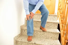 走路时，膝盖突然“发软”？别以为是缺钙了，或是3种疾病的暗示图片