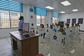 骑上心爱的小摩托～在这里，熟练驾驶后最快1天拿证！图片