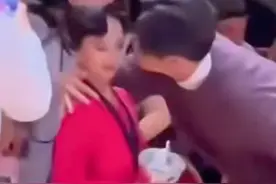 孙俪11岁女儿国际拉丁夺冠，男老师亲吻脸颊，小花身体闪躲不自然图片