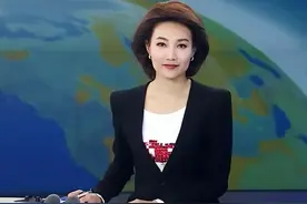 央视主持人李梓萌，气质端庄事业稳定45岁仍未婚，婚姻成父母心病图片