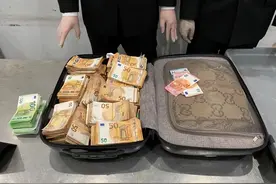 杭州海关行李箱中查获巨款，折合人民币约220万元图片