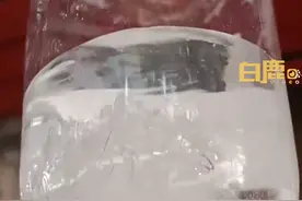 男子称输液药水里有结晶，网友提醒不能打，当事人：我现在出现了咳嗽、头疼等症状图片