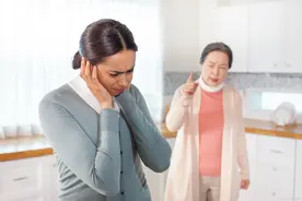 小儿媳跟婆婆吵架，讥笑大儿媳，独揽家中大权，老公：以前欠她的图片