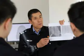 张世平：指纹比对破案7000余起图片