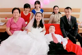 马来西亚女孩嫁瘫痪33年中国男子，4年后丈夫去世，坚守两人小店图片
