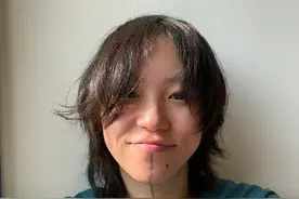 王菲大女儿近照曝光，25岁窦靖童晒怼脸自拍，造型随性超接地气图片