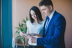 领导对异性下属有这些举动，说明他有了暧昧的小心思图片