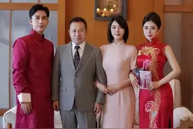 婚礼上，丈母娘年轻漂亮，喜婆婆气质优雅：与新娘同台耀眼争光图片